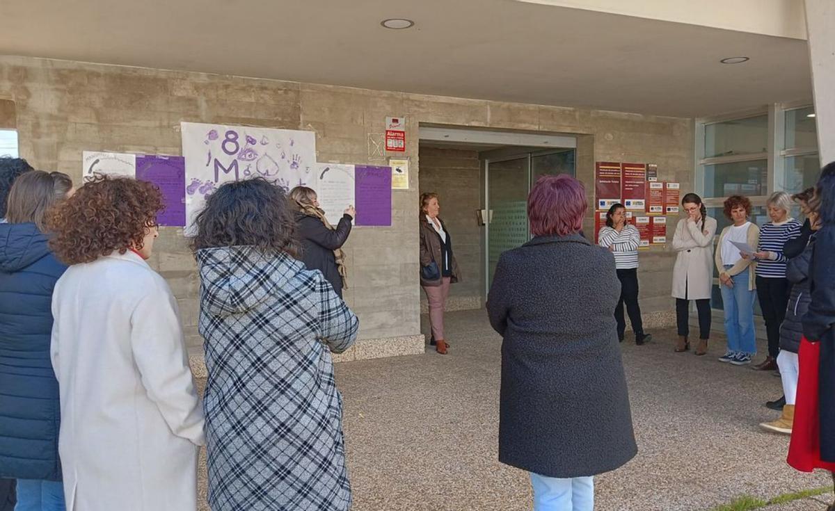 El manifiesto también se leyó a las puertas de la sede comarcal, | S.E.