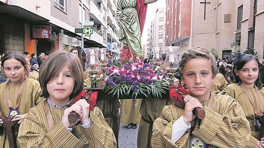 250 niños y jóvenes dan vida al desfile del Martes Santo