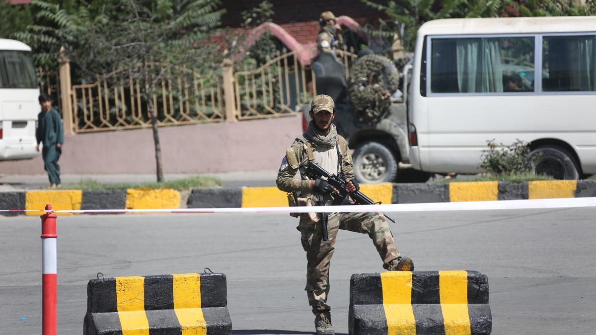 Archivo - Un talibán apostado en un puesto de control de Kabul