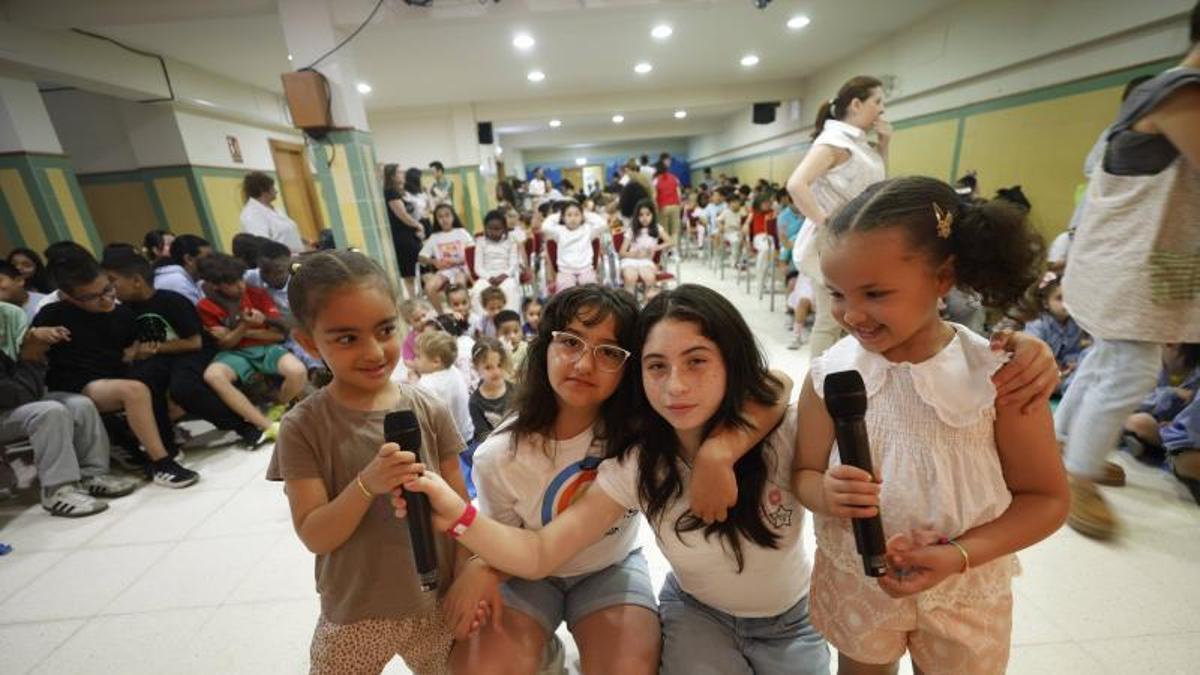 Alumnas del colegio San Pedro de los Arcos antes de su actuación de fin de curso.