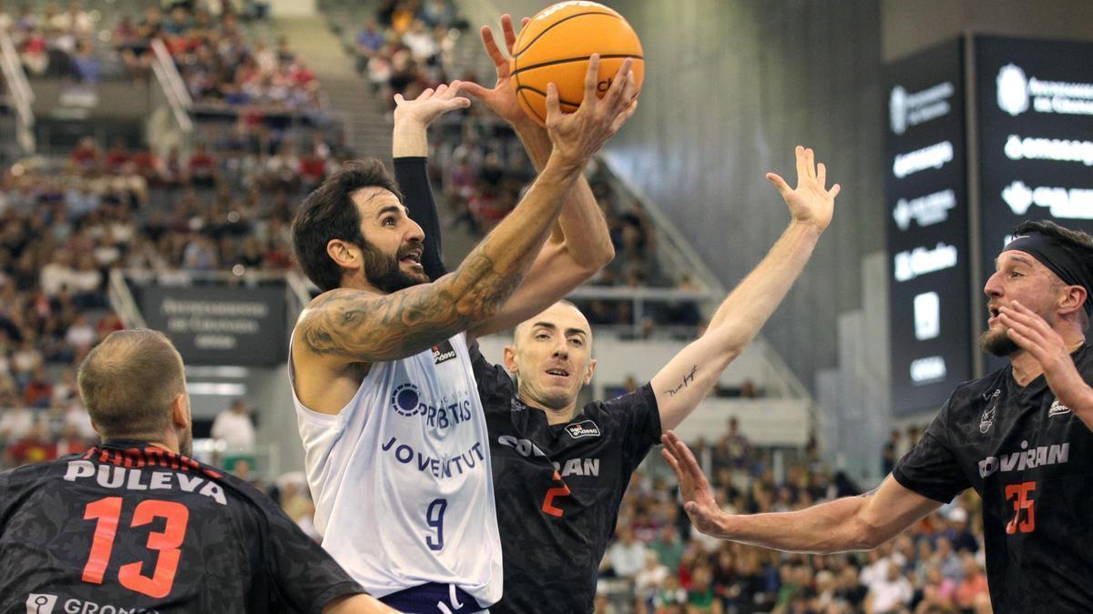 Ricky Rubio entra a canasta durante el triunfo del Joventut en Granada.