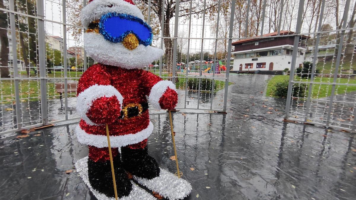 La figura del Papá Noel esquiador que ya está colocada en el parque de Arriba.