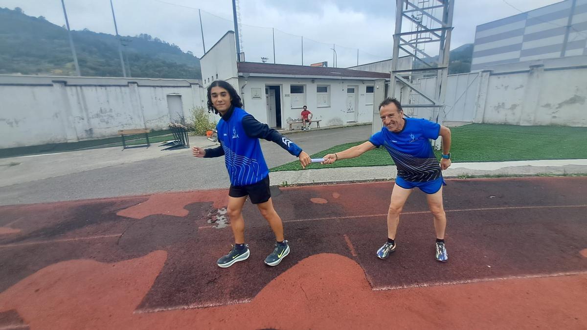 Luis Alberto Moro y Samuel Álvarez, dándose el relevo en la pista de atletismo del Hermanos Antuña-