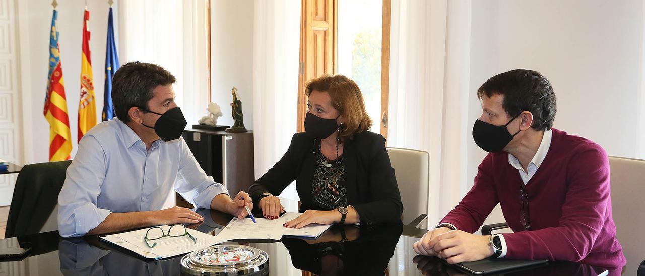 El presidente de la Diputación, Carlos Mazón, con la diputada de Tesorería, María Gómez, y el director de Suma, José Antonio Belso, en una reunión.