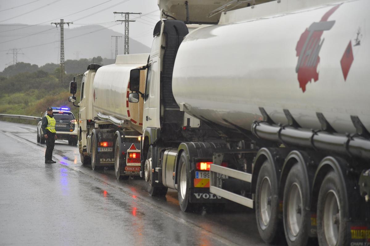 Un agente de la Guardia Civil para un camión en la zona de Cartagena.