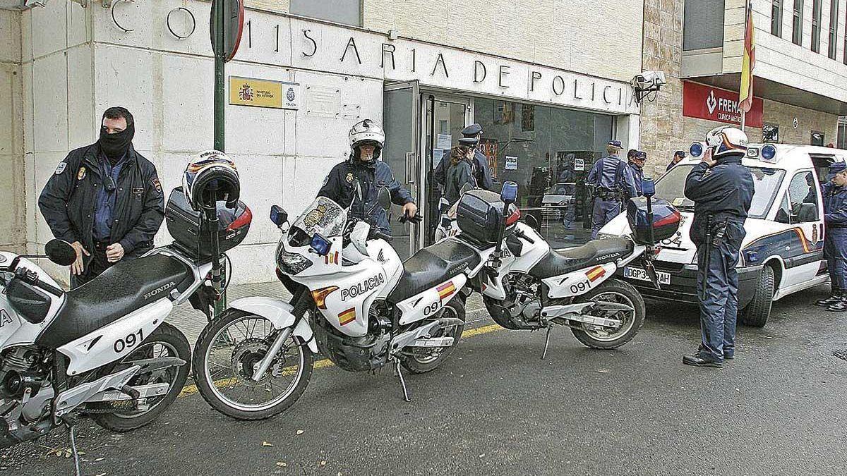 Varios agentes, ante la comisaría de la Policía Nacional de Manacor.