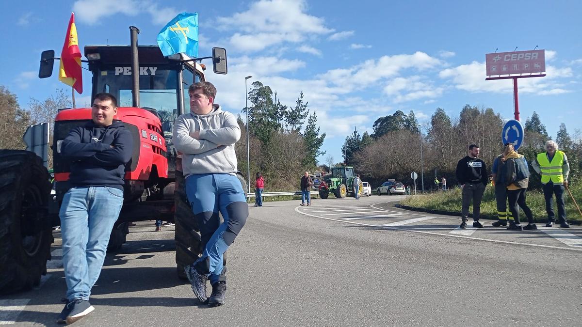 Eduardo Romano, a la izquierda, en la manifestación de Ribadedeva