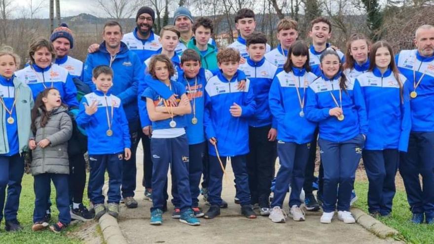 Arriba, foto de familia del Grupo Ribera de Arriba en el Provincial de Palencia. Abajo, Guillermo Fidalgo y Raúl Delgado en una prueba. | G. R. A.