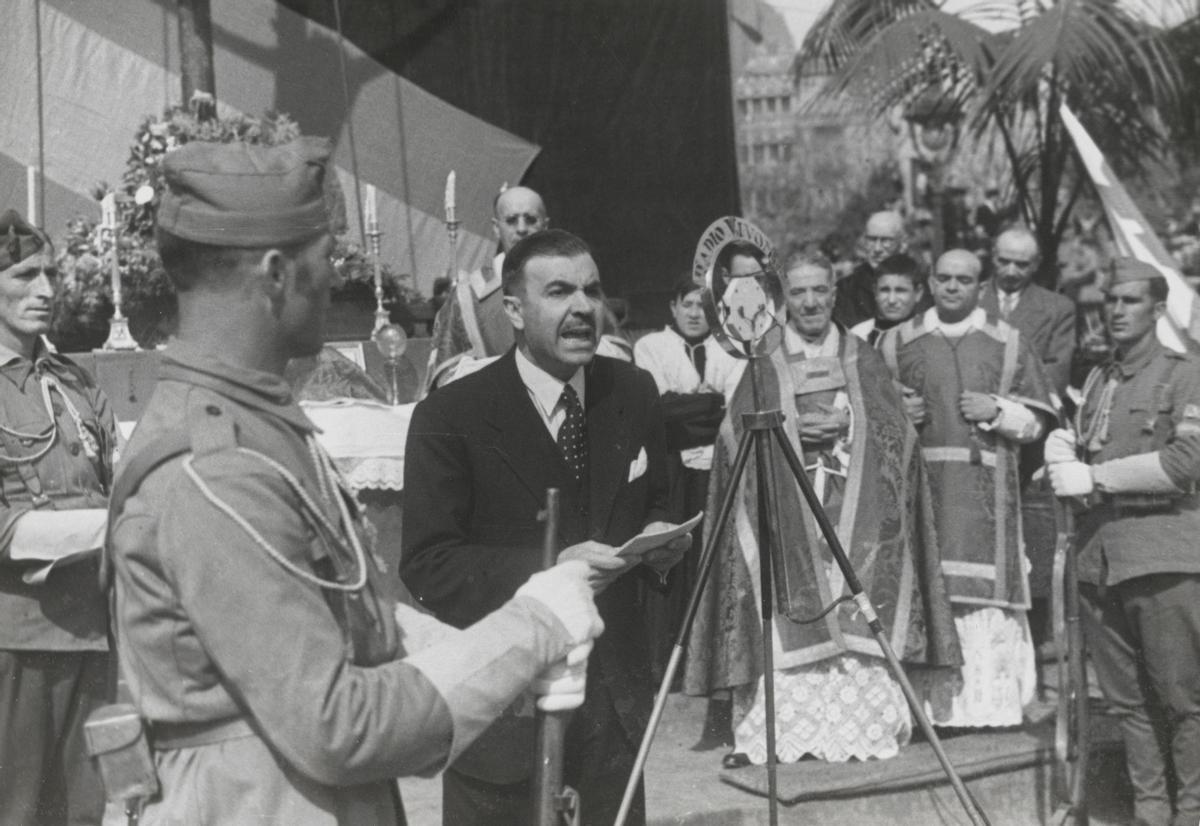 Miguel Mateu, alcalde de Barcelona entre 1939 y 1945, durante el discurso en el que agradeció a Franco que liberara Barcelona de la &quot;horda marxista&quot; y de quienes no aman ni a Dios ni a la patria.