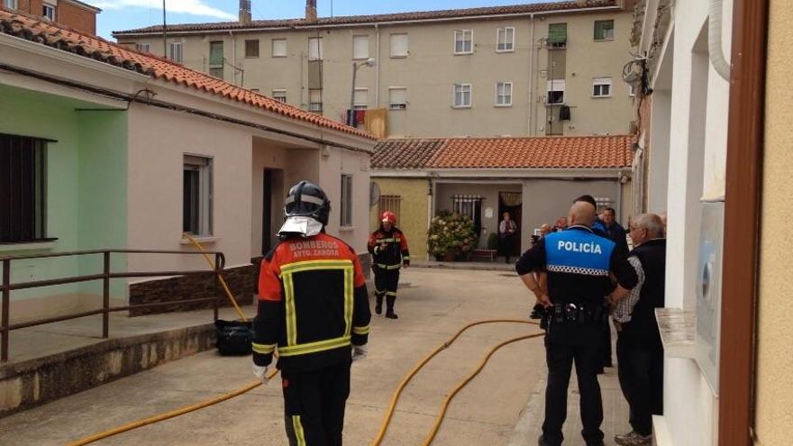 El fuego del cuadro eléctrico provoca daños materiales en una casa en la capital