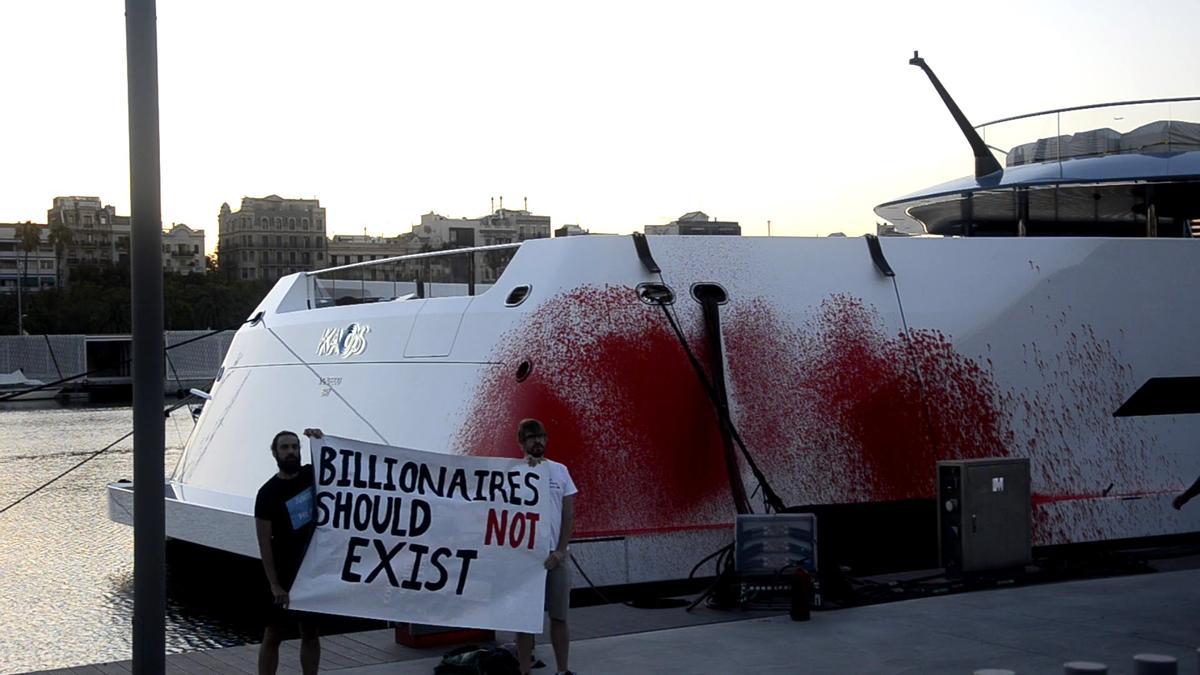 Pintura lanzadas sobre un megayate en el puerto de Barcelona, hace pocos días