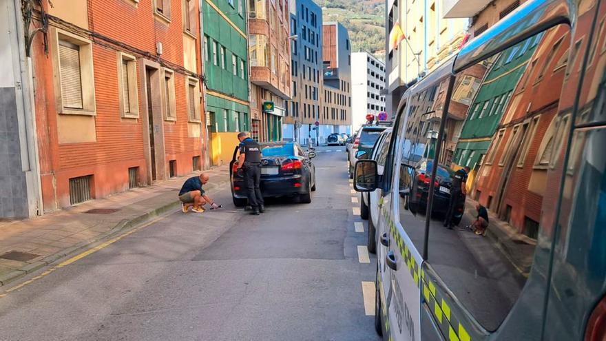 Alarma en Mieres: el extraño abandono de un coche frente al cuartel de la Guardia Civil hace temer un atentado