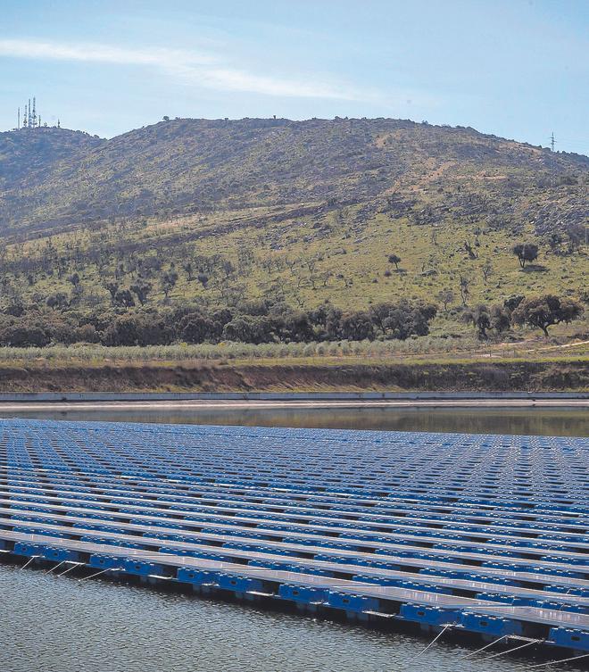 La planta fotovoltaica sobre agua más grande de España, en Arroyo de San Serván (Extremadura)