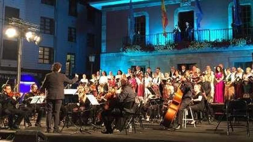 Concierto de la Coral Polifónica y la Joven Orquesta Clásica, en Arriondas.