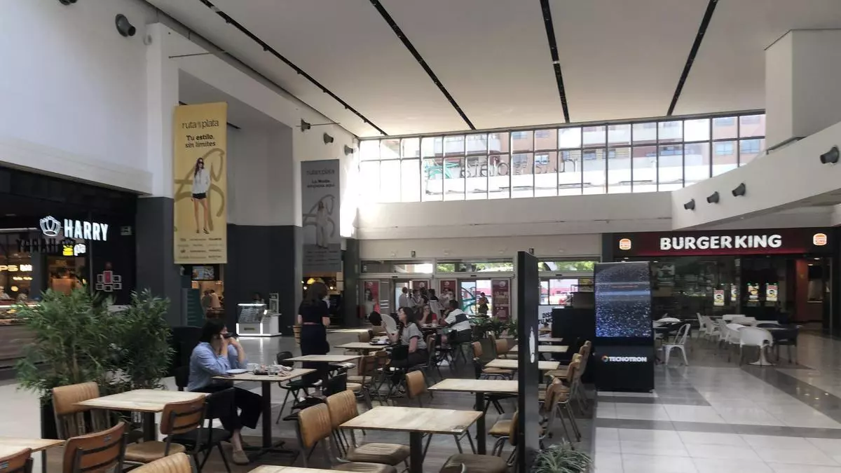 Café americano o con leche a 1,90 con vistas al 'Eroski' de Cáceres