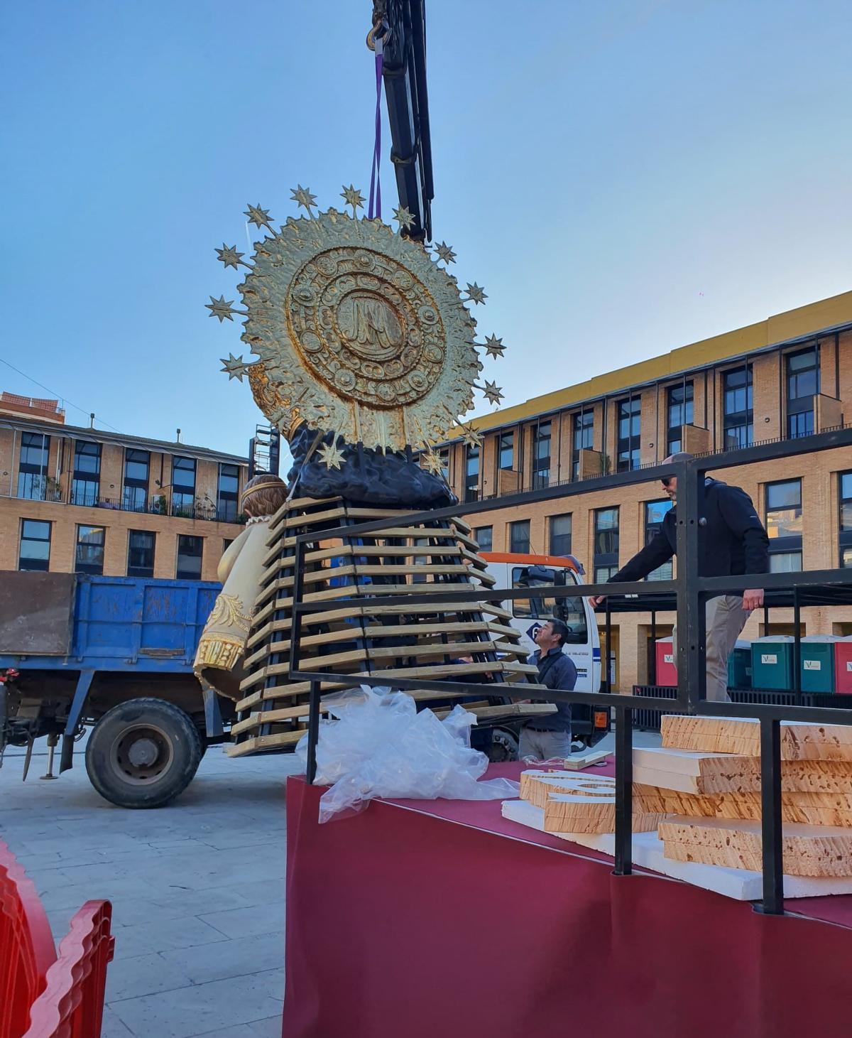 Els Vestidors preparan a la Virgen para la Ofrenda.