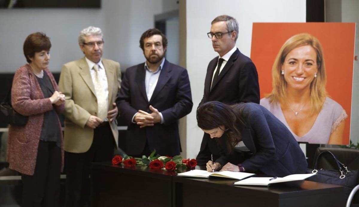 Los dirigentes de Ciudadanos Ines Arrimadas, firmando, Jose Manuel Villegas y Miguel Angel Gutierrez junto al periodista Casimiro Garcia-Abadillo en la sede del Psoe en Madrid.