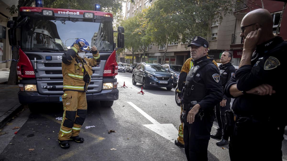 Bomberos y policías, en el incendio de la calle Alfons el Magnànim.