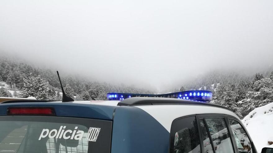 Un vehicle dels Mossos a la neu