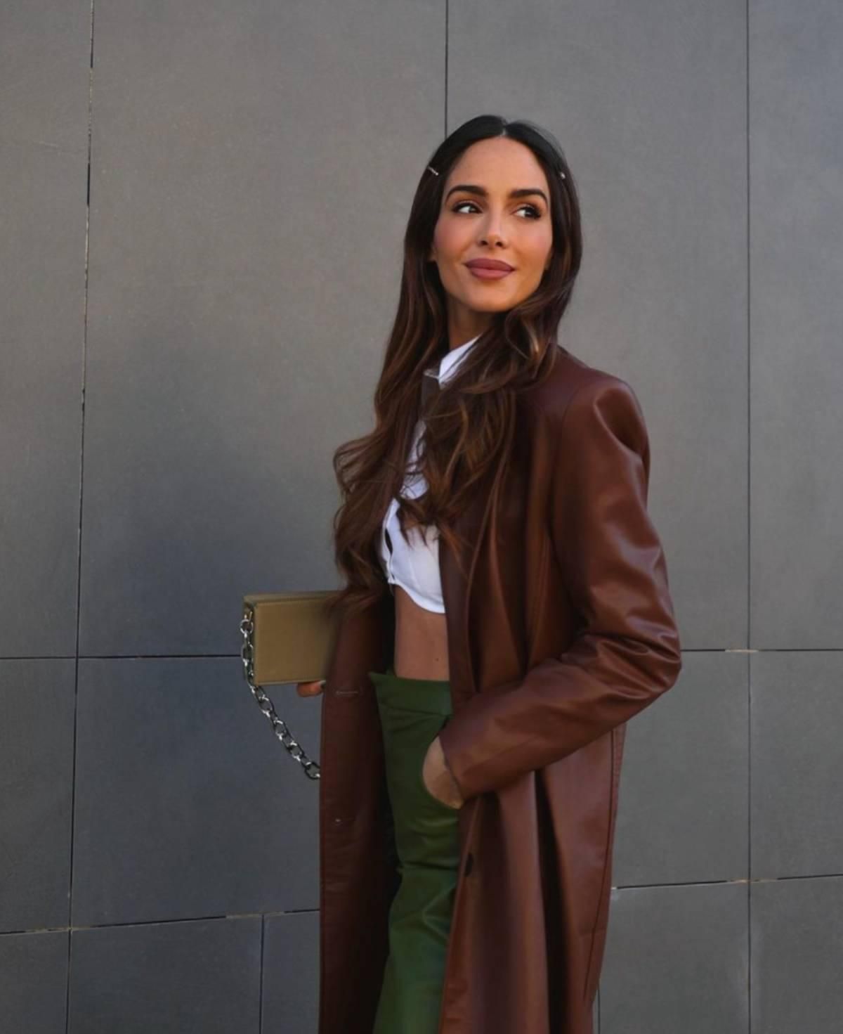 Rocío Osorno con trench marrón y pantalón verde, ambos de Zara