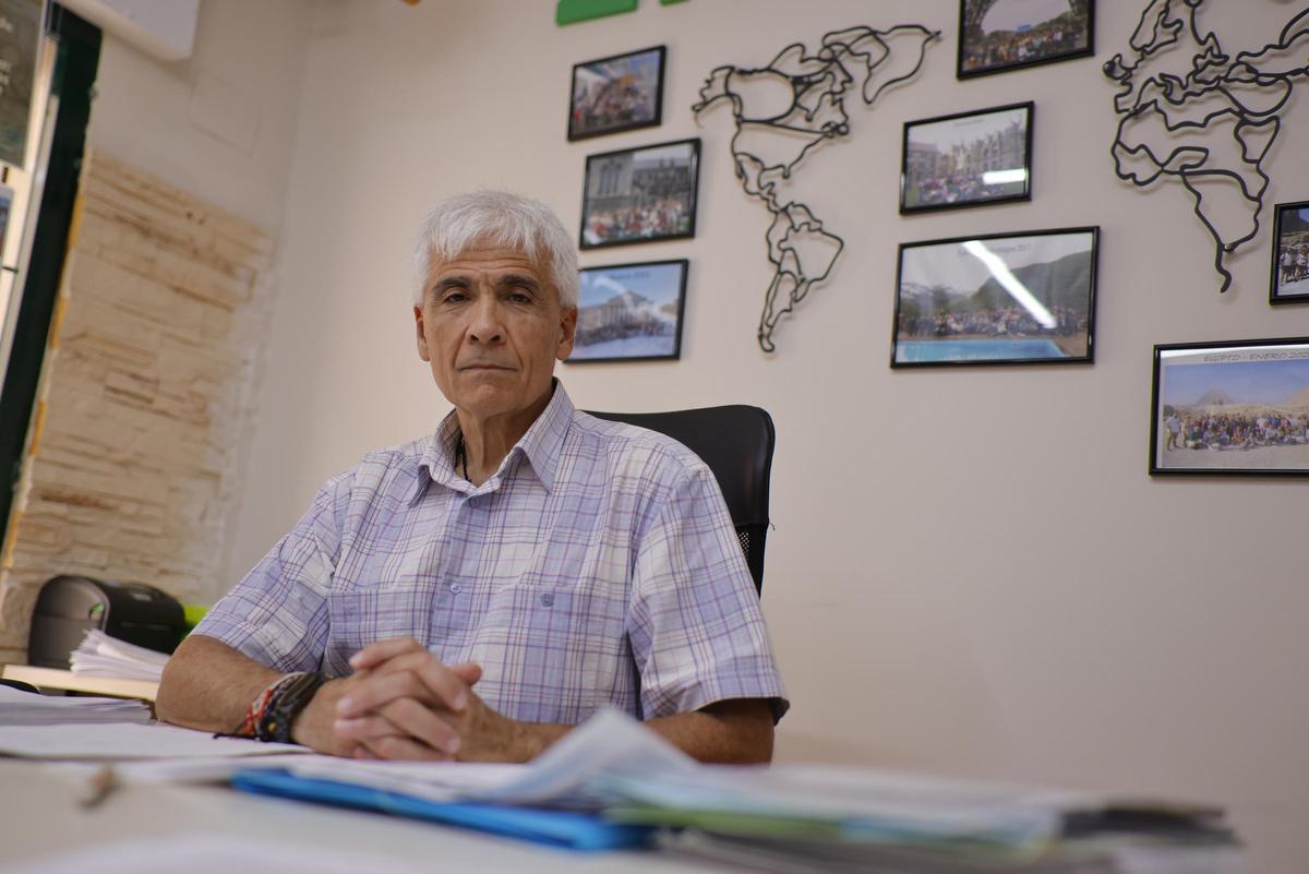 El presidente de la Asociación de Agencias de Viaje de la Región, David Blasco, en su agencia de Cartagena.