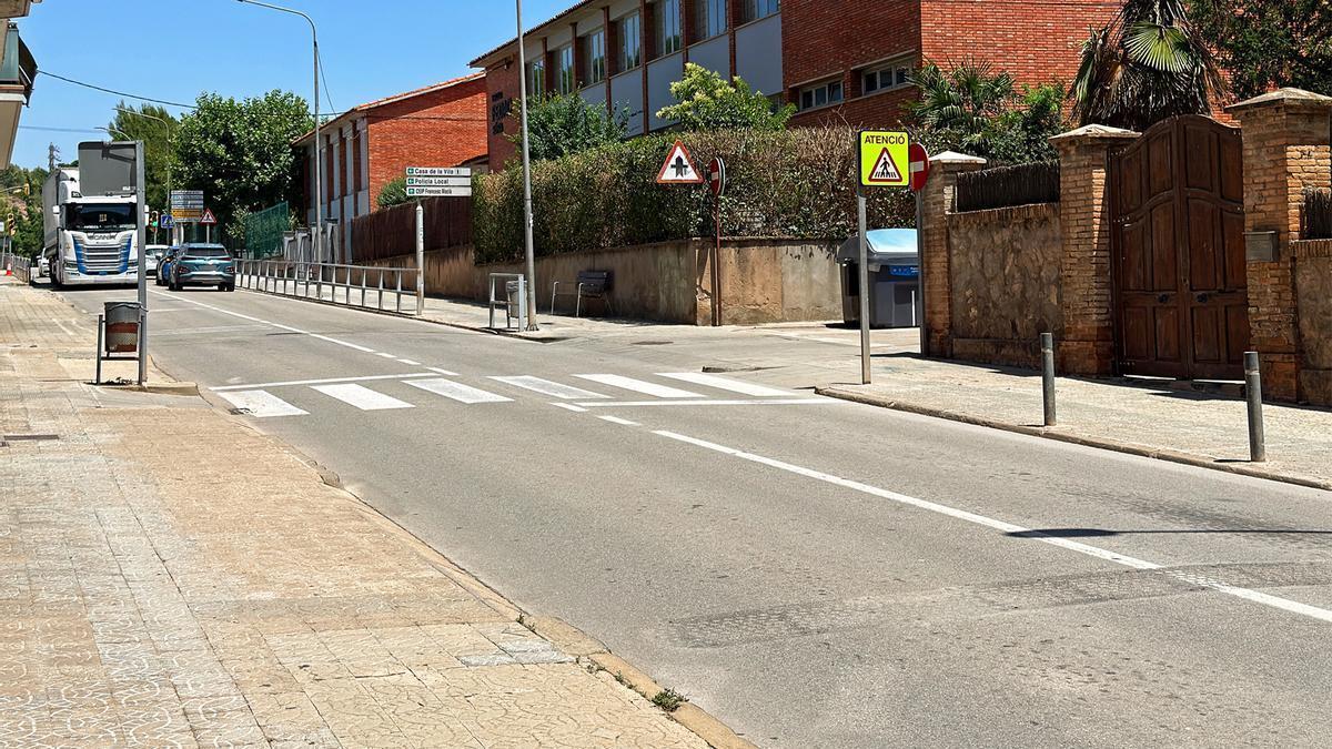 Punt de la carretera Balsareny on es van instal·lar les bandes rugoses, tocant al pas de vianants