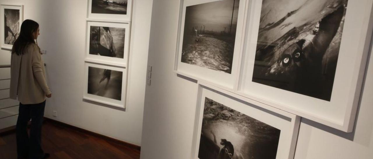 Cuadros de la exposición «Nadar», en Aurora Vigil-Escalera. | Á. González