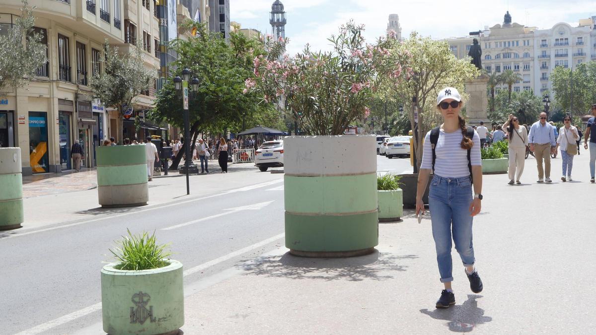 Una joven pasea por la plaza del Ayuntamiento, peatonalizada desde hace 5 años.