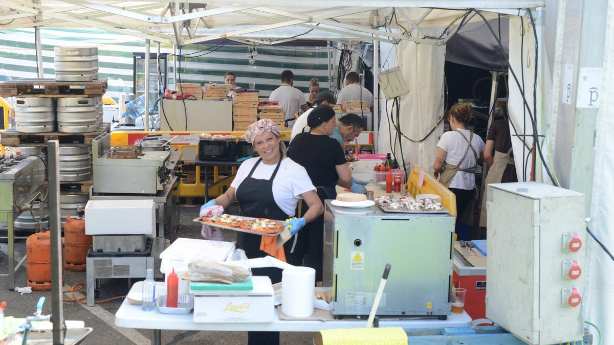 El personal de uno de los puestos prepara el pulpo para servir.