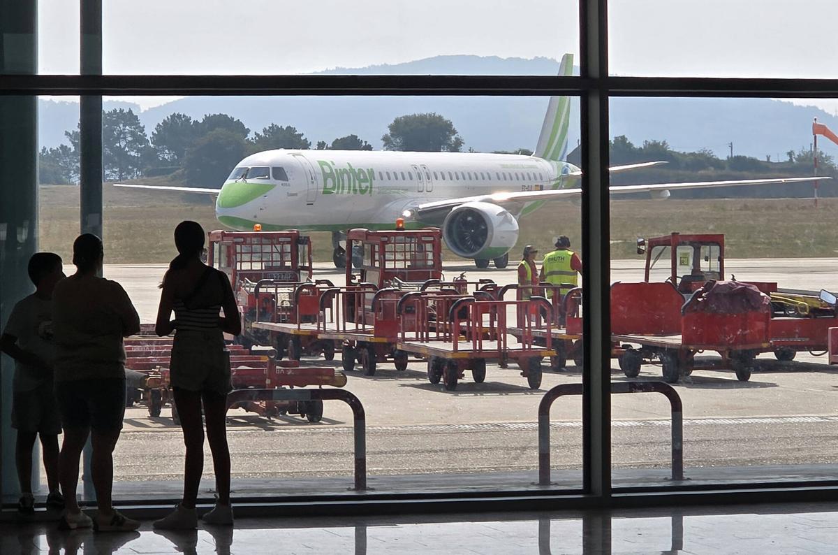 Un avión de Binter en el aeropuerto de Vigo.