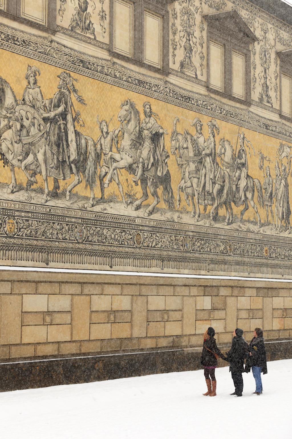 Contemplando el mural bajo la nieve.