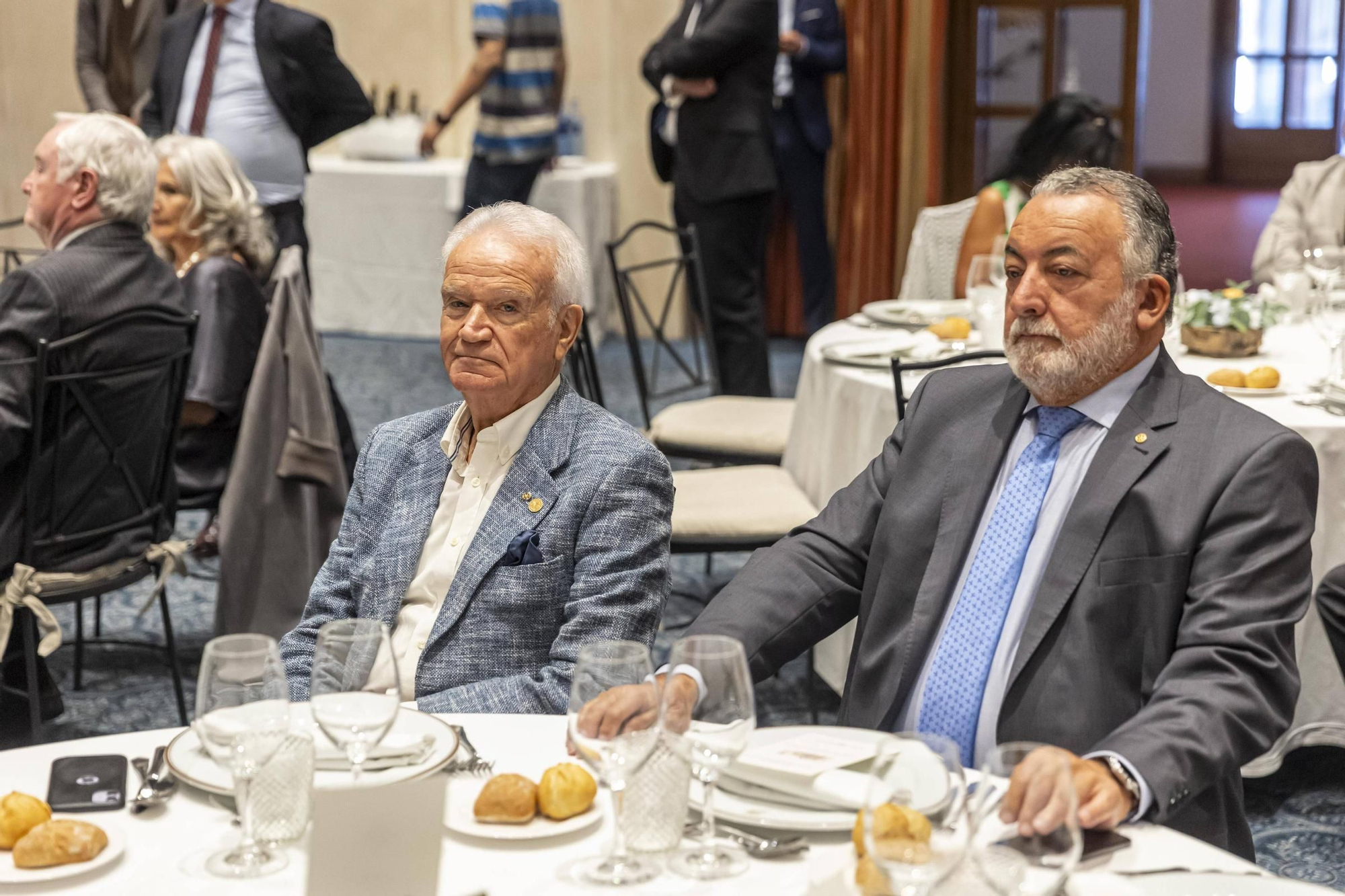 La Asociación Día de Galicia en Asturias entrega su medalla de oro a Adrián Barbón y Carmen Moriyón