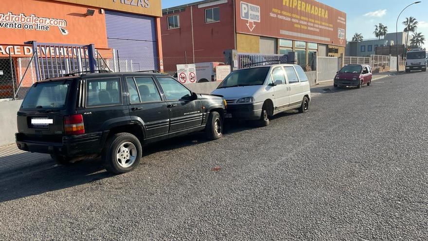 Otros dos coches abandonados.