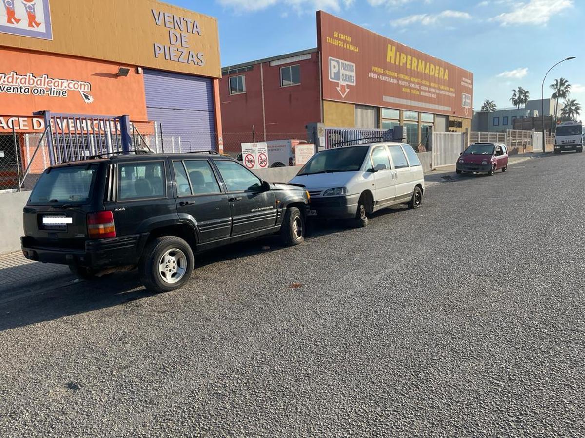 Otros dos coches abandonados.