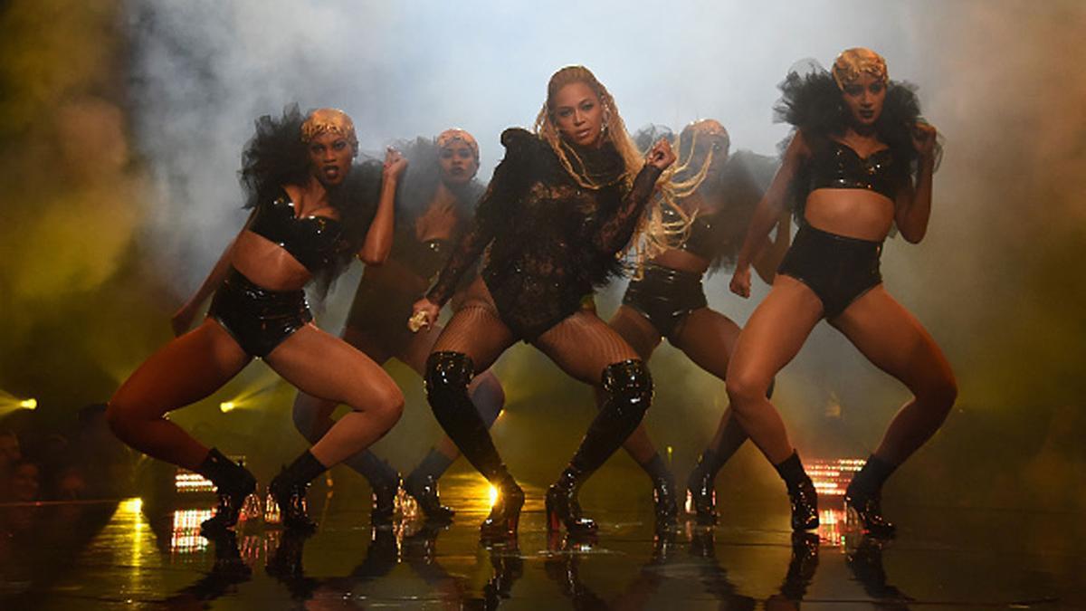 Beyoncé actúa en los MTV Video Music Awards 2016