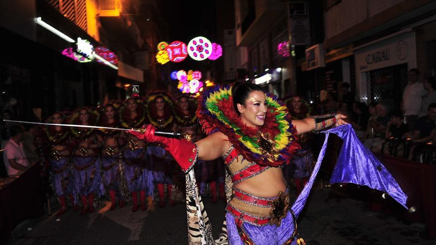 Cientos de comparsistas celebran la Entrada de los Moros y Cristianos en Santa Pola