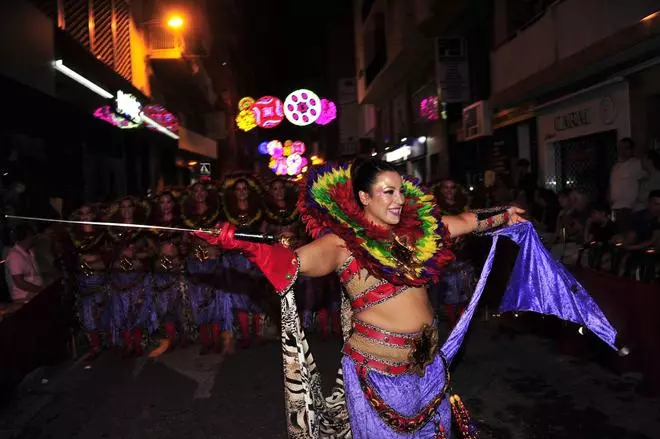 Cientos de comparsistas celebran la Entrada de los Moros y Cristianos en Santa Pola