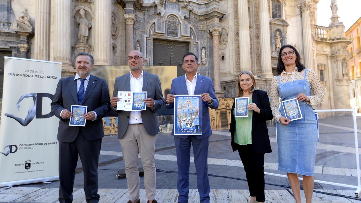 El programa se presentó ayer frente a la Catedral de Murcia.