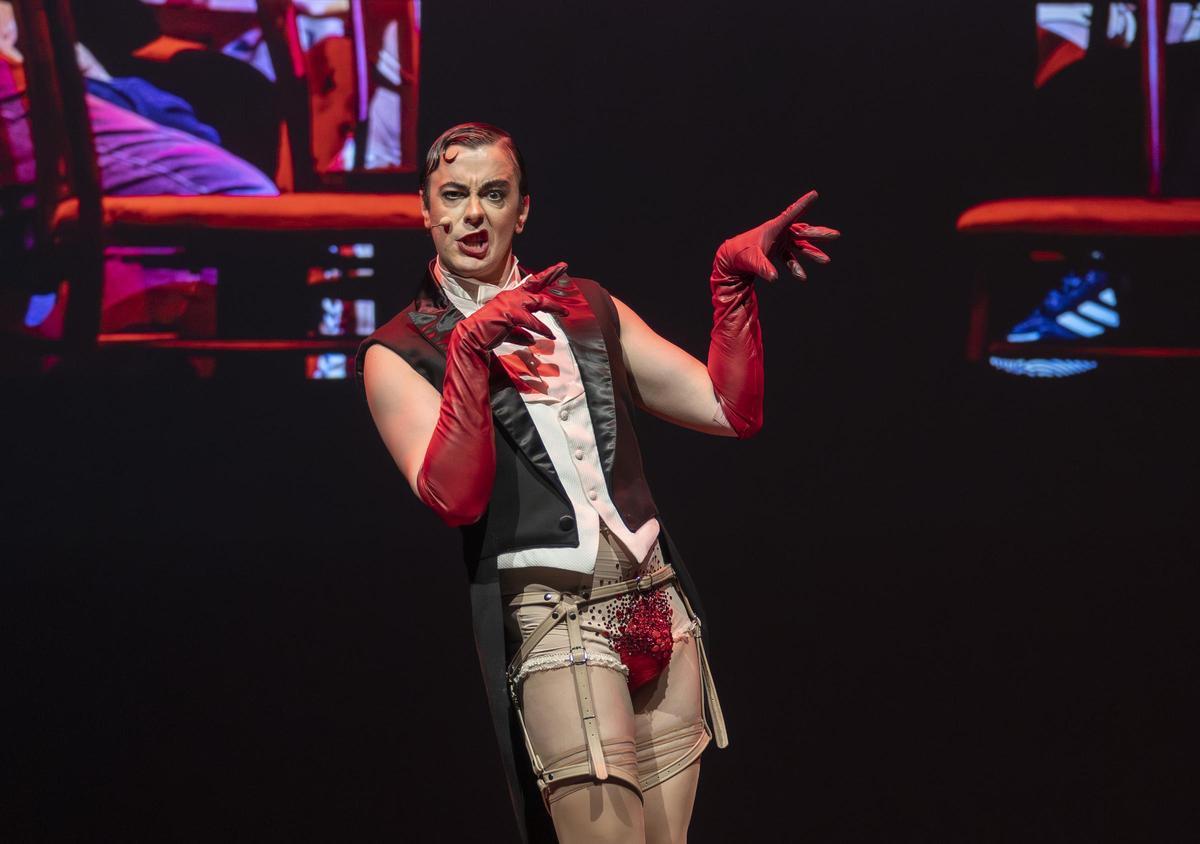 El actor Víctor Palmero durante la presentación de 'Cabaret. El musical en el Kit Kat Club' en el Palau de Les Arts esta mañana.