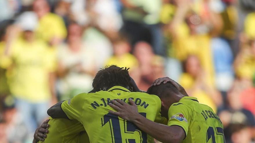 El Villarreal celebra un gol ante el Elche. | FRANCISCO CALABUIG