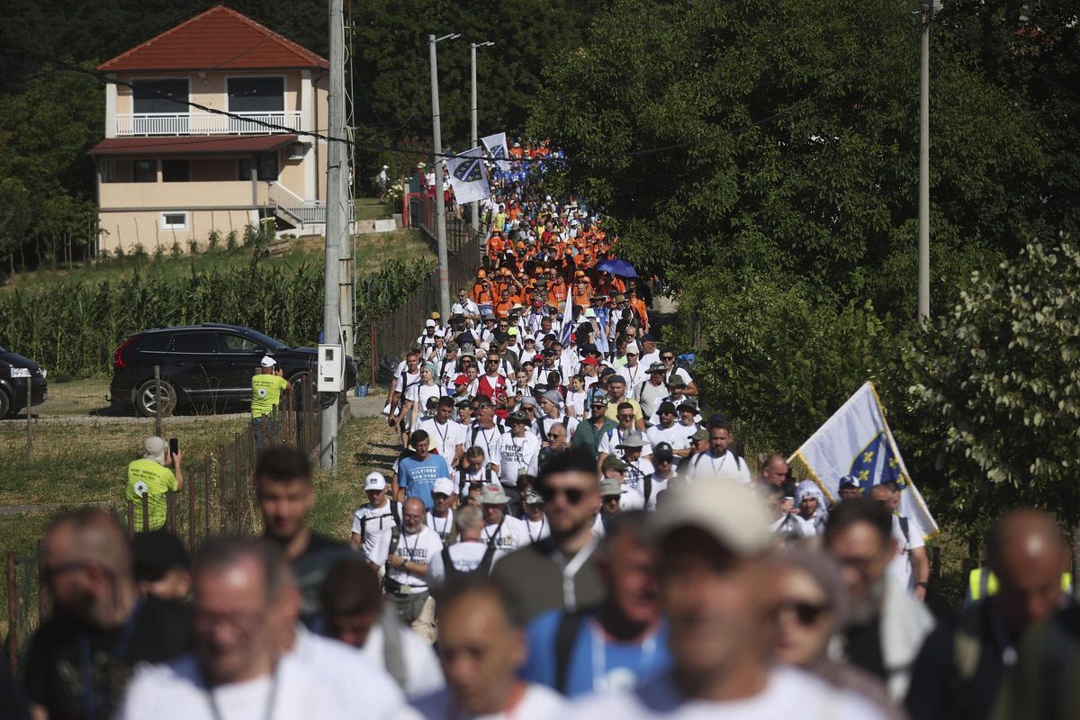 Marcha por la Paz en recuerdo de la masacre de Srebrenica, este martes en Nezuk, Bosnia.