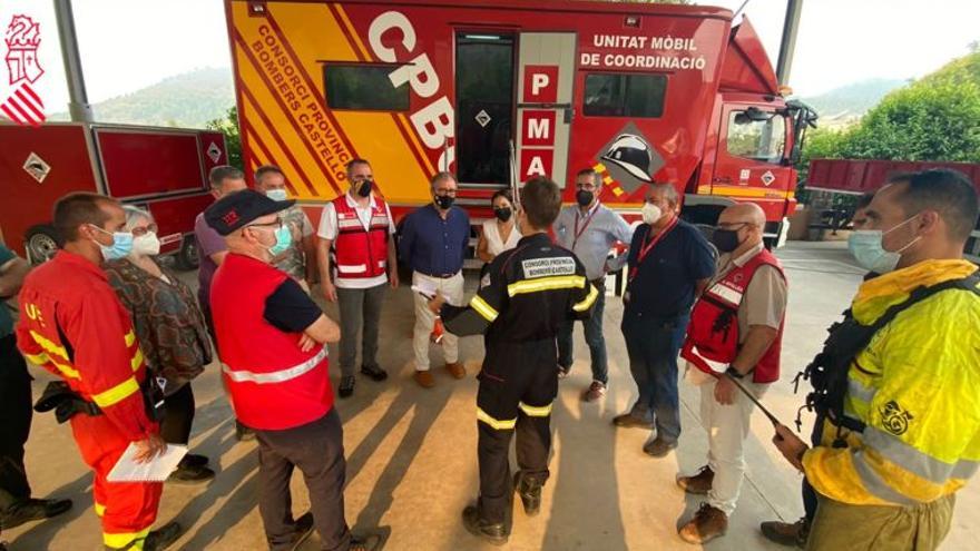 Autoridades en la unidad de coordinación del incendio.