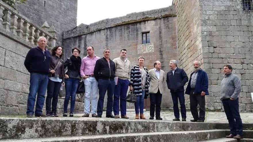 Xoaquín Fernández y comitiva en el castillo de Castro Caldelas. // FdV