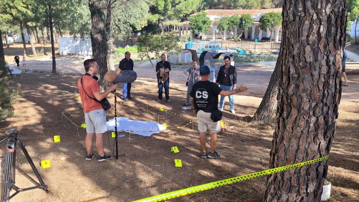 Un momento del rodaje de 'Tres días para la guerra' en Los Villares