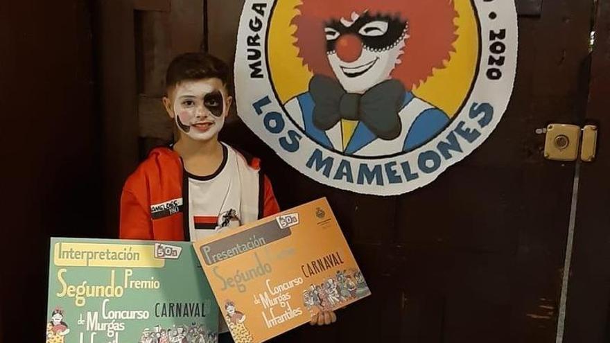 Aray Suárez posa con los premios obtenidos por Mamelones en el Carnaval 2020.