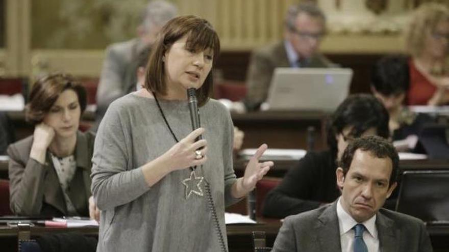 La presidenta del Govern, Francina Armengol, en el Parlament.