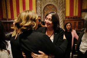 Barcelona aplaude a Itziar González, sin el apoyo del PSC, por su denuncia de la corrupción. En la foto, González, junto a Ada Colau.
