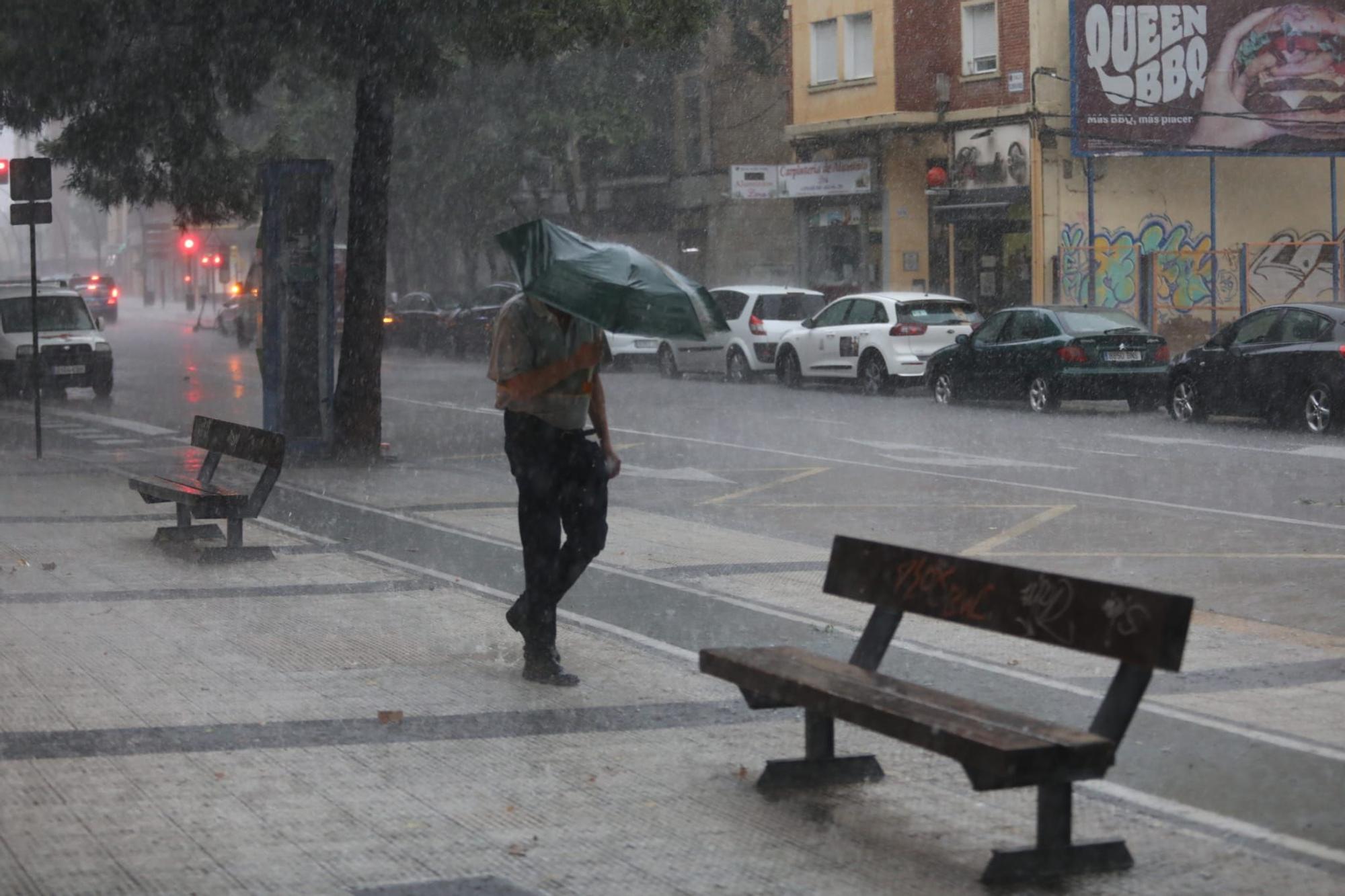 Viandantes en plena tormenta