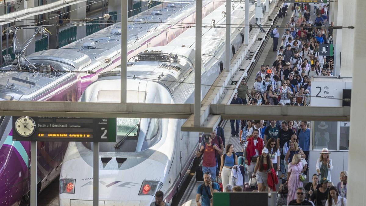 Pasajeros llegados a la estación del AVE València Joaquín Sorolla, el pasado junio.