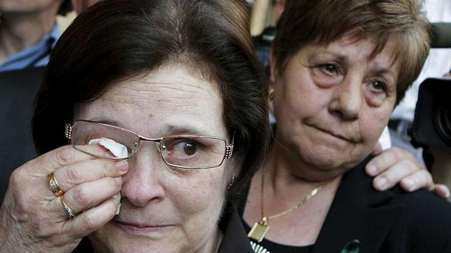 La madre del fallecido sargento Francisco Cardona llora en las puertas de la Audiencia Nacional tras conocer la sentencia